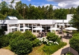 Umgeben von viel Grün fügt sich das Heidehotel harmonisch in die naturnahe Umgebung von Bad Bevensen ein.