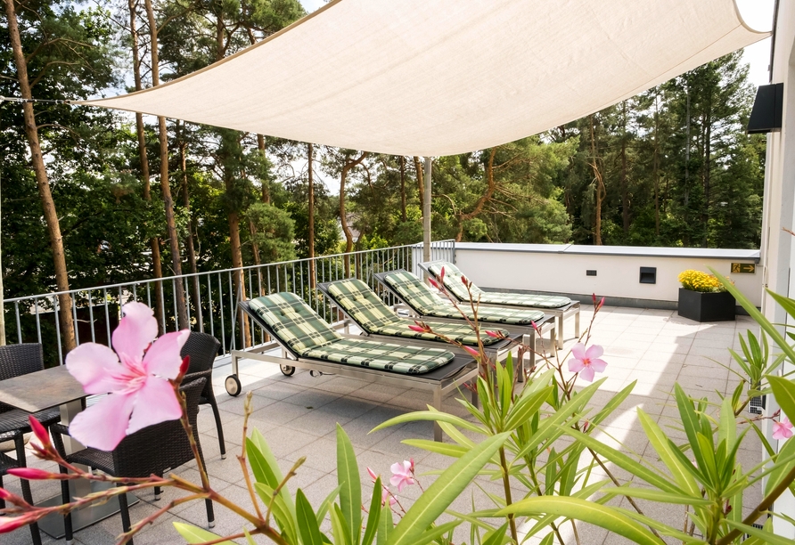 Die Dachterrasse lädt dazu ein, bei herrlichem Ausblick die Ruhe und die grüne Umgebung zu genießen.