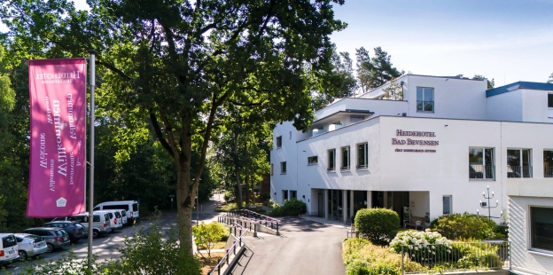 Das Heidehotel Bad Bevensen empfängt Sie inmitten der grünen Landschaft der Lüneburger Heide und bietet ideale Voraussetzungen für eine erholsame Auszeit.
