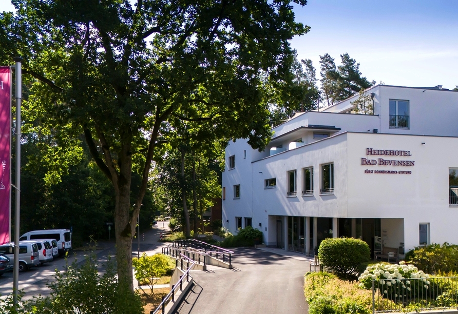 Das Heidehotel Bad Bevensen empfängt Sie inmitten der grünen Landschaft der Lüneburger Heide und bietet ideale Voraussetzungen für eine erholsame Auszeit.