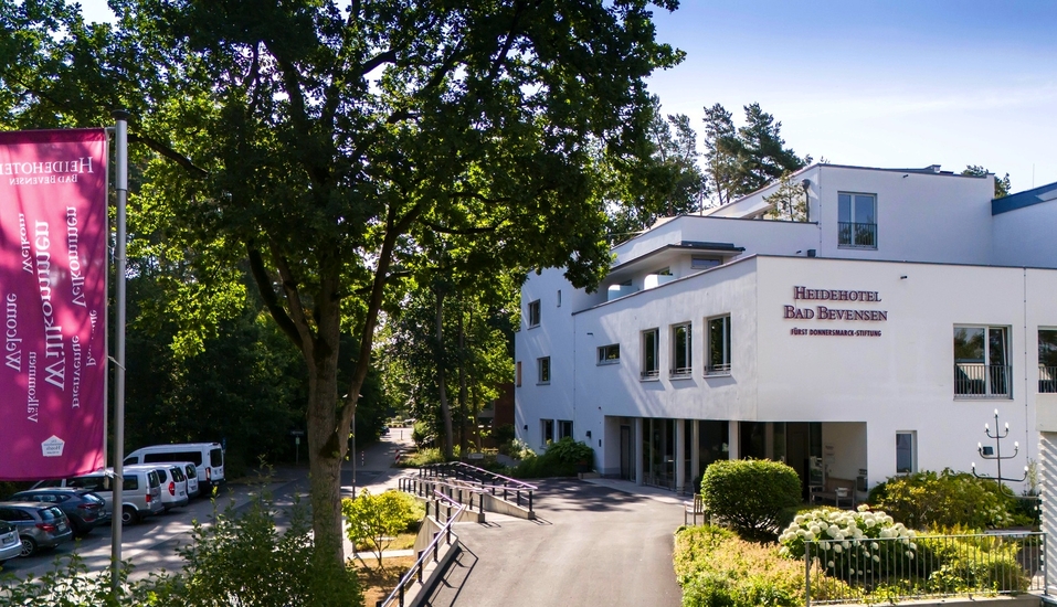Das Heidehotel Bad Bevensen empfängt Sie inmitten der grünen Landschaft der Lüneburger Heide und bietet ideale Voraussetzungen für eine erholsame Auszeit.