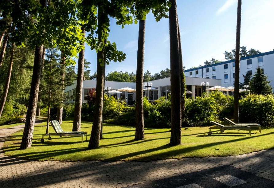 Umgeben von alten Bäumen präsentiert sich das Heidehotel in einer idyllischen und naturnahen Umgebung.