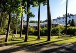 Umgeben von alten Bäumen präsentiert sich das Heidehotel in einer idyllischen und naturnahen Umgebung.