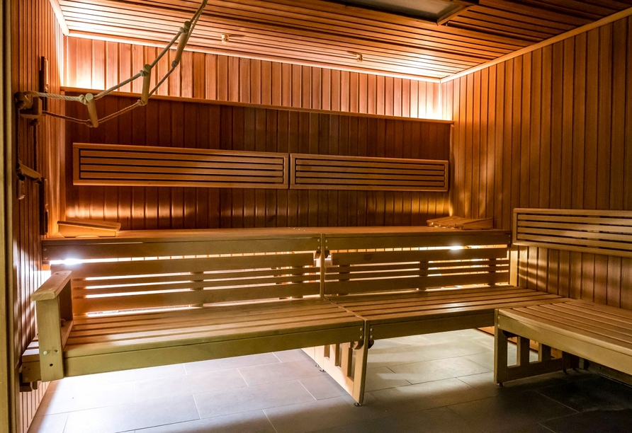 Die Sauna bietet wohltuende Wärme und lädt zu entspannten Wohlfühlmomenten ein.