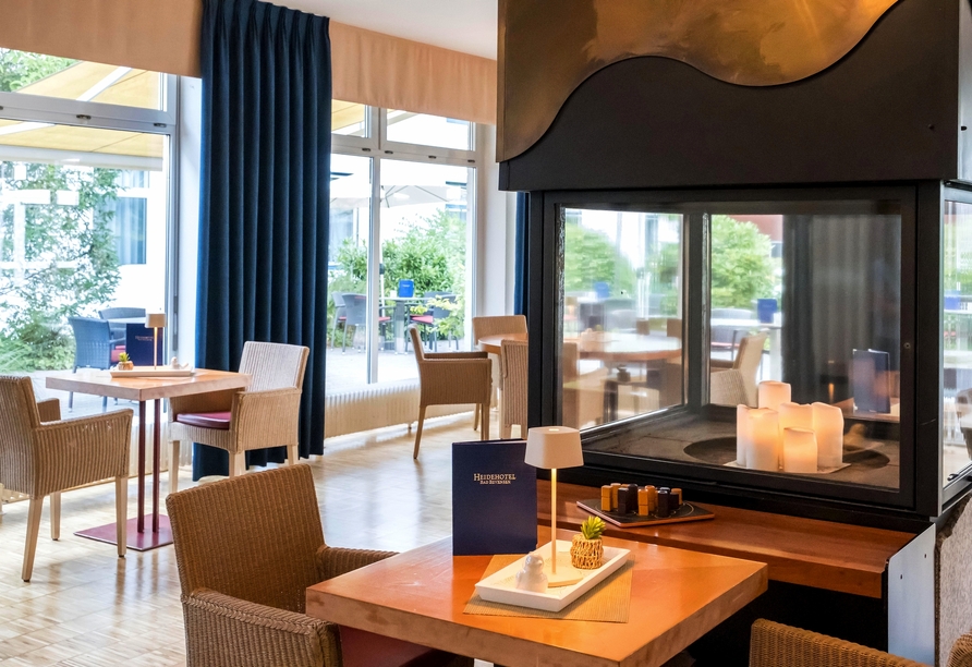 Das Restaurant mit gemütlichem Kamin schafft eine behagliche Atmosphäre für genussvolle Stunden.