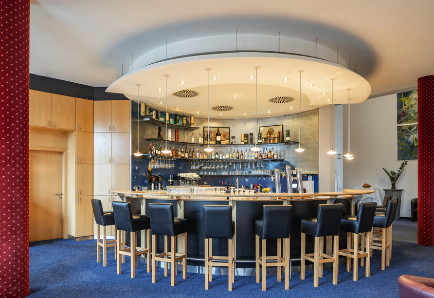 Genießen Sie ein kühles Getränk an der hoteleigenen Bar.