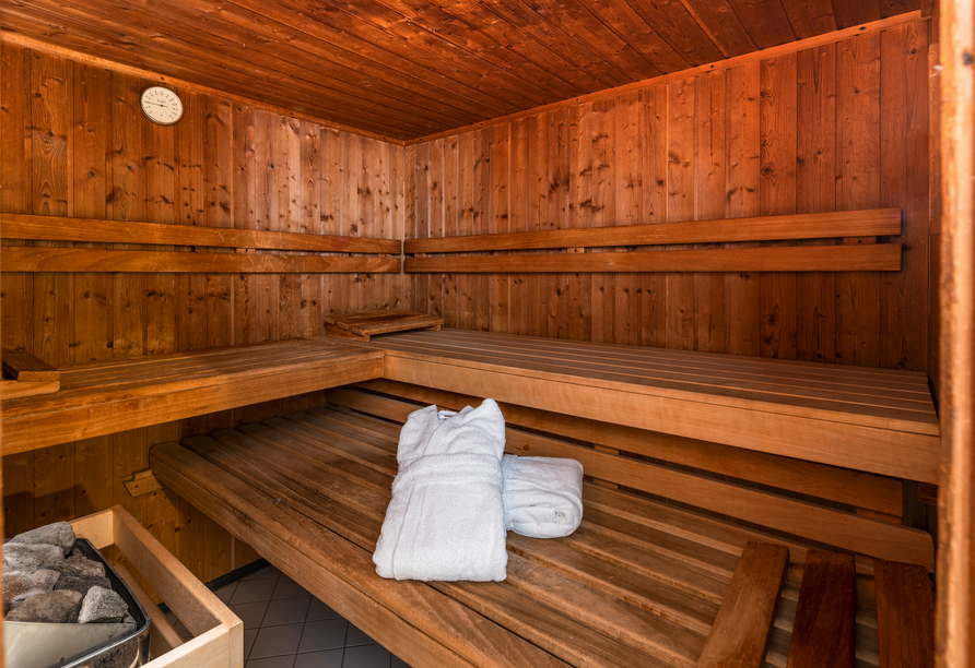 In der Sauna können Sie bei einem Aufguss entspannen.
