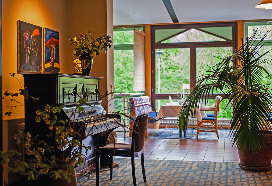 Genießen Sie Ihre Auszeit im gemütlichen Wintergarten des Hotels. 