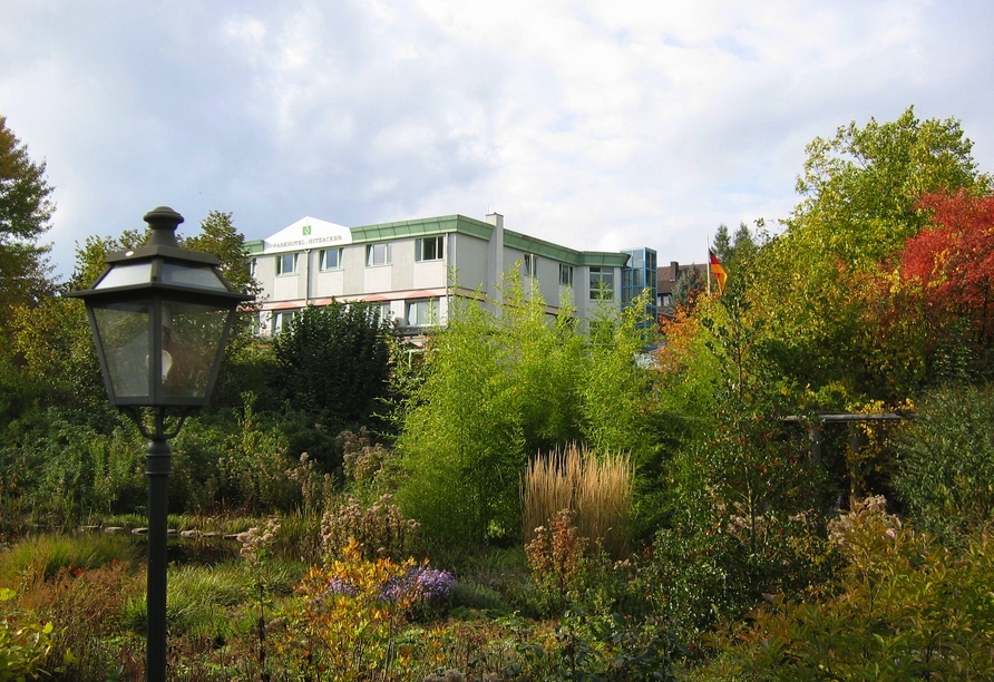 Das familiengeführte Parkhotel Hitzacker empfängt Sie mitten im Grünen. 