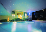 Das Hallenbad des AllgäuSternHotels lädt bei angenehmen Temperaturen zu entspannten Stunden im Wasser ein.
