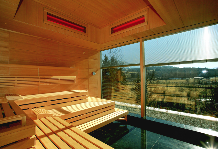 Die Sauna des AllgäuSternHotels bietet wohltuende Wärme und einen herrlichen Blick auf die umliegende Landschaft.