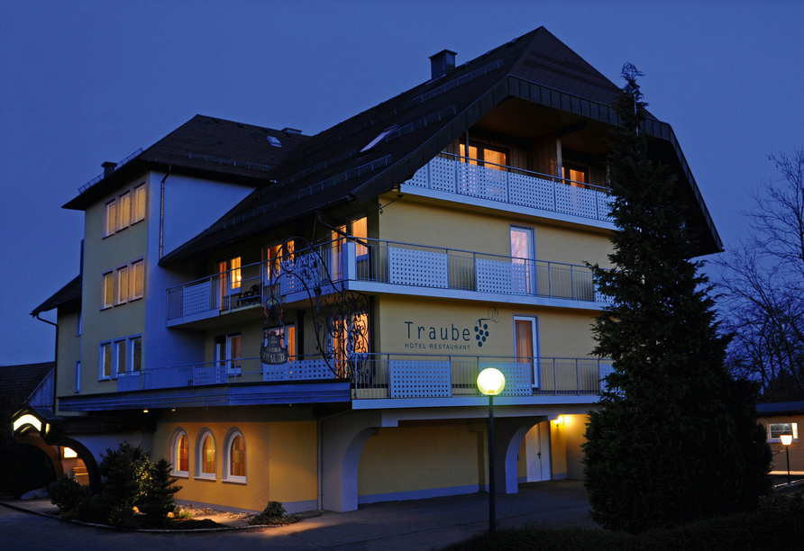 Das Hotel Traube präsentiert sich am Abend in stimmungsvoller Atmosphäre.