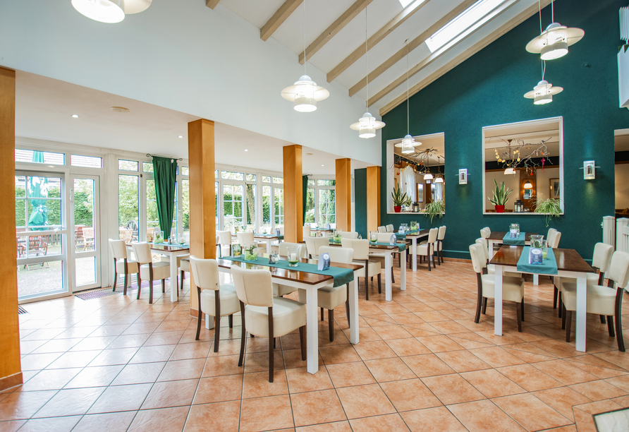 Im Wintergarten-Restaurant frühstücken Sie in heller Atmosphäre.