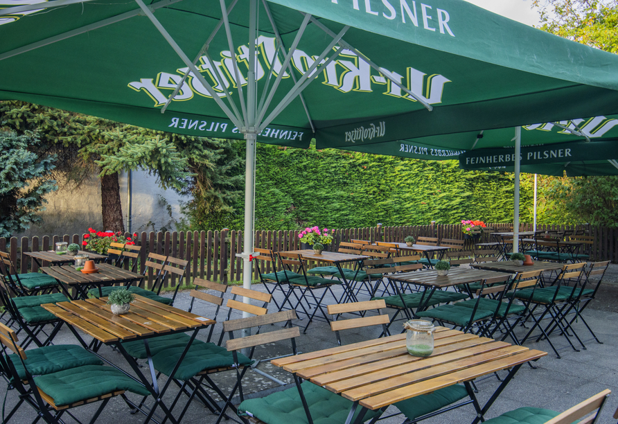 Lassen Sie sich auf der Terrasse nieder und genießen Sie ein erfrischendes Getränk.