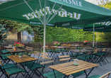Lassen Sie sich auf der Terrasse nieder und genießen Sie ein erfrischendes Getränk.