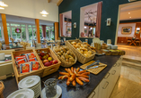 Freuen Sie sich am Morgen über ein reichhaltiges Frühstücksbuffet.
