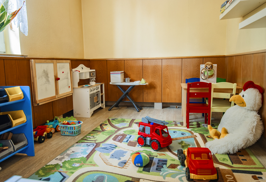 Spiel und Spaß erwarten die kleinen Hotelgäste im Spielzimmer.