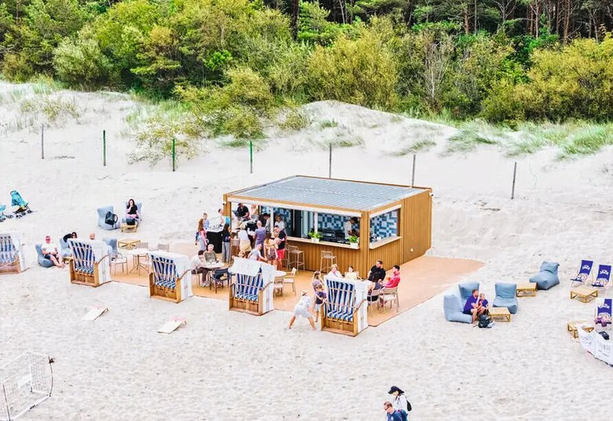 Die Strandbar lädt direkt an der Küste zu erfrischenden Getränken und entspannten Urlaubsmomenten ein.