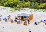 Die Strandbar lädt direkt an der Küste zu erfrischenden Getränken und entspannten Urlaubsmomenten ein.