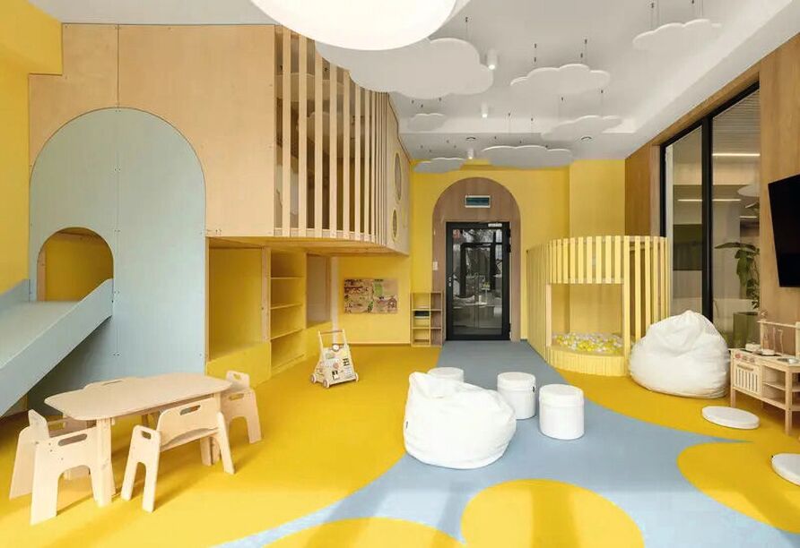 Der Indoor-Spielplatz bietet auch bei schlechtem Wetter viel Platz zum Spielen, Toben und Entdecken.