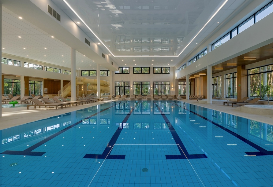 Das 20 Meter lange Hallenbad bietet ideale Bedingungen für ausgiebiges Schwimmen und entspannte Stunden im Wasser.