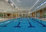 Das 20 Meter lange Hallenbad bietet ideale Bedingungen für ausgiebiges Schwimmen und entspannte Stunden im Wasser.