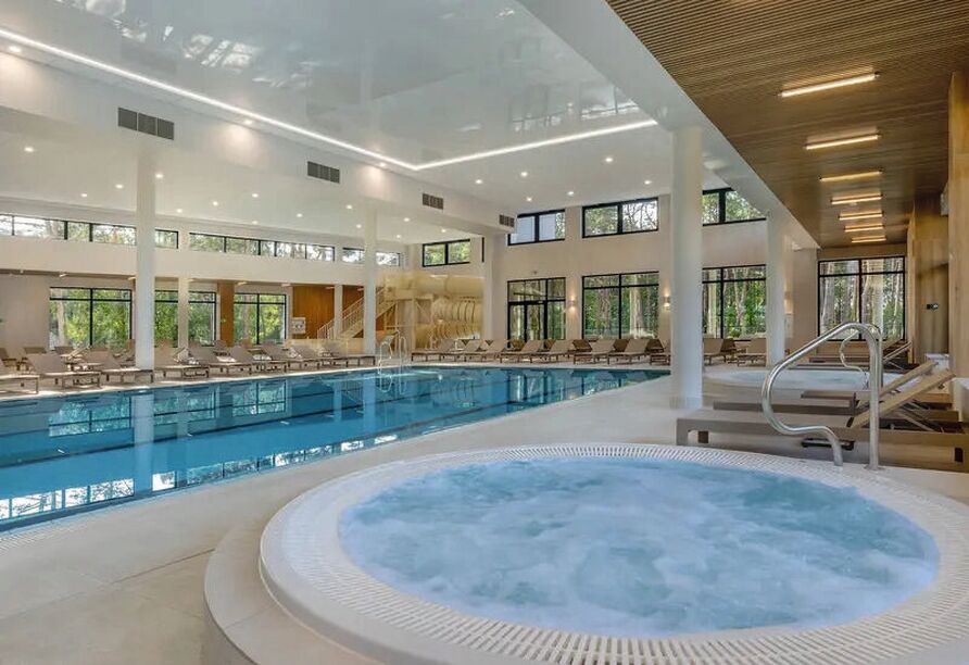 Das 20 Meter lange Hallenbad mit mehreren Whirlpools bietet beste Voraussetzungen für entspannte Stunden im Wasser.