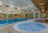 Das 20 Meter lange Hallenbad mit mehreren Whirlpools bietet beste Voraussetzungen für entspannte Stunden im Wasser.