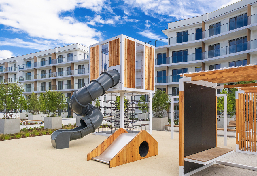Die weitläufige Außenanlage bietet mit dem liebevoll gestalteten Kinderspielplatz abwechslungsreiche Möglichkeiten zum Spielen und Toben.