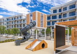 Die weitläufige Außenanlage bietet mit dem liebevoll gestalteten Kinderspielplatz abwechslungsreiche Möglichkeiten zum Spielen und Toben.