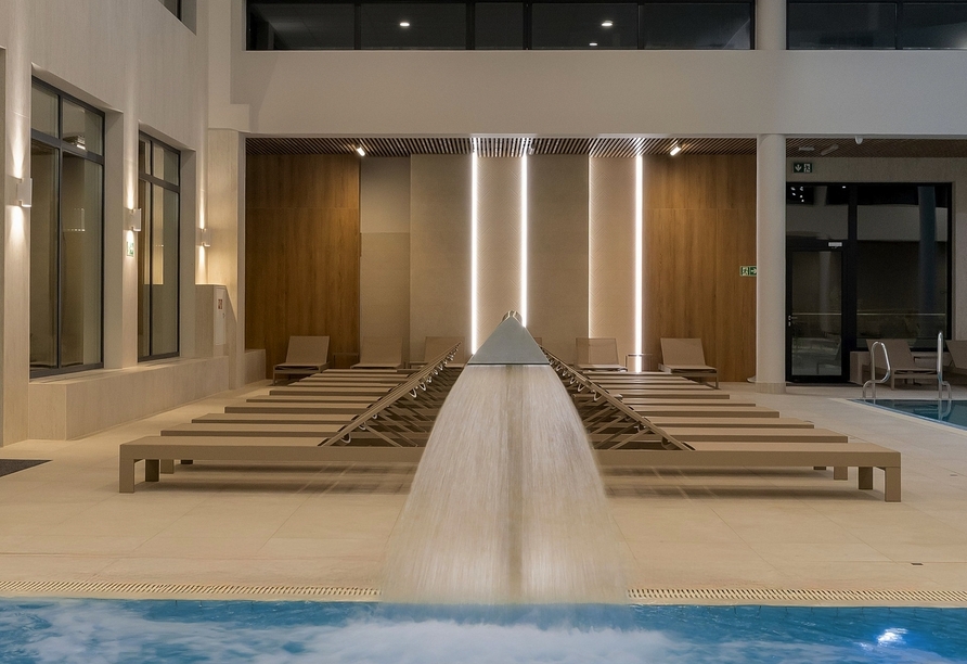 Ein Wasserbrunnen sorgt im Hallenbad für ein besonderes Badeerlebnis und abwechslungsreiche Momente im Wasser.