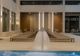 Ein Wasserbrunnen sorgt im Hallenbad für ein besonderes Badeerlebnis und abwechslungsreiche Momente im Wasser.