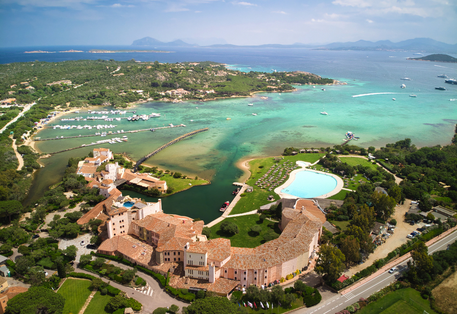 Türkisblaues Meer und geschützte Buchten machen die Cala di Volpe zu einem Traumziel an Sardiniens Costa Smeralda.