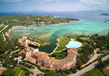 Türkisblaues Meer und geschützte Buchten machen die Cala di Volpe zu einem Traumziel an Sardiniens Costa Smeralda.
