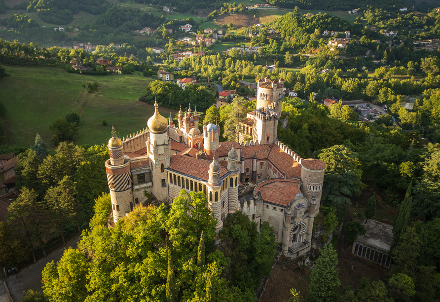 Bei einer Führung entdecken Sie die außergewöhnliche Rocchetta Mattei inmitten der grünen Landschaft des Apennins.