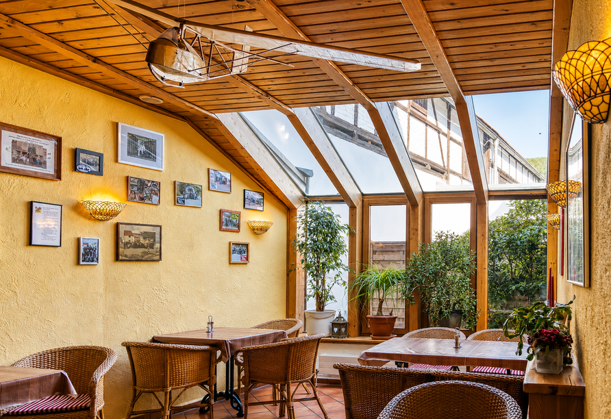 Freuen Sie sich im Restaurant auf regionale Spezialitäten. | KI bearbeitet