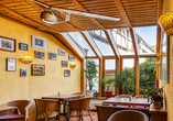 Freuen Sie sich im Restaurant auf regionale Spezialitäten. | KI bearbeitet