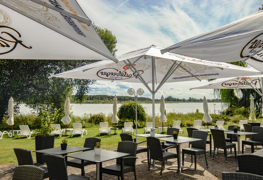 Die Terrasse mit Seeblick ist ideal, um Ruhe zu tanken.