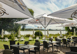 Die Terrasse mit Seeblick ist ideal, um Ruhe zu tanken.