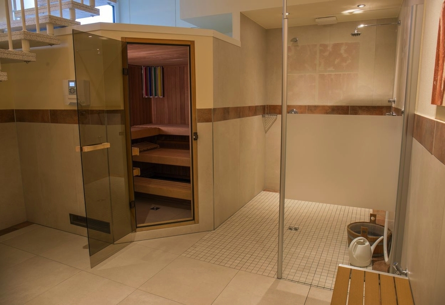 Die Sauna bietet wohltuende Wärme und lädt dazu ein, Körper und Geist eine entspannte Auszeit zu gönnen.