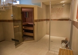 Die Sauna bietet wohltuende Wärme und lädt dazu ein, Körper und Geist eine entspannte Auszeit zu gönnen.
