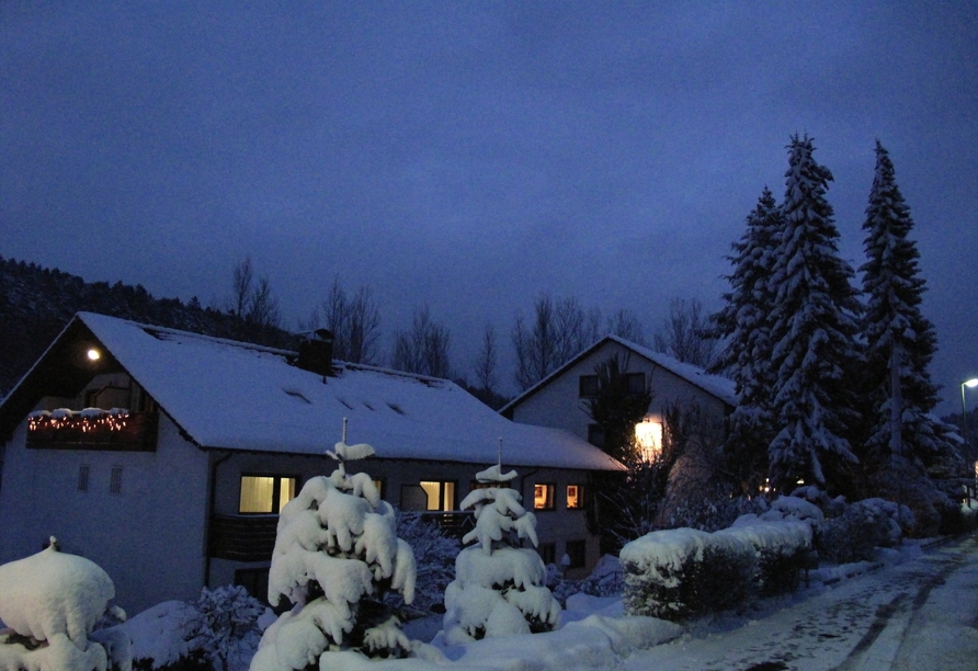 Das Hotel präsentiert sich am Abend in winterlicher Atmosphäre und bietet den passenden Rahmen für einen stimmungsvollen Jahreswechsel.