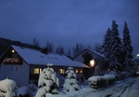 Das Hotel präsentiert sich am Abend in winterlicher Atmosphäre und bietet den passenden Rahmen für einen stimmungsvollen Jahreswechsel.