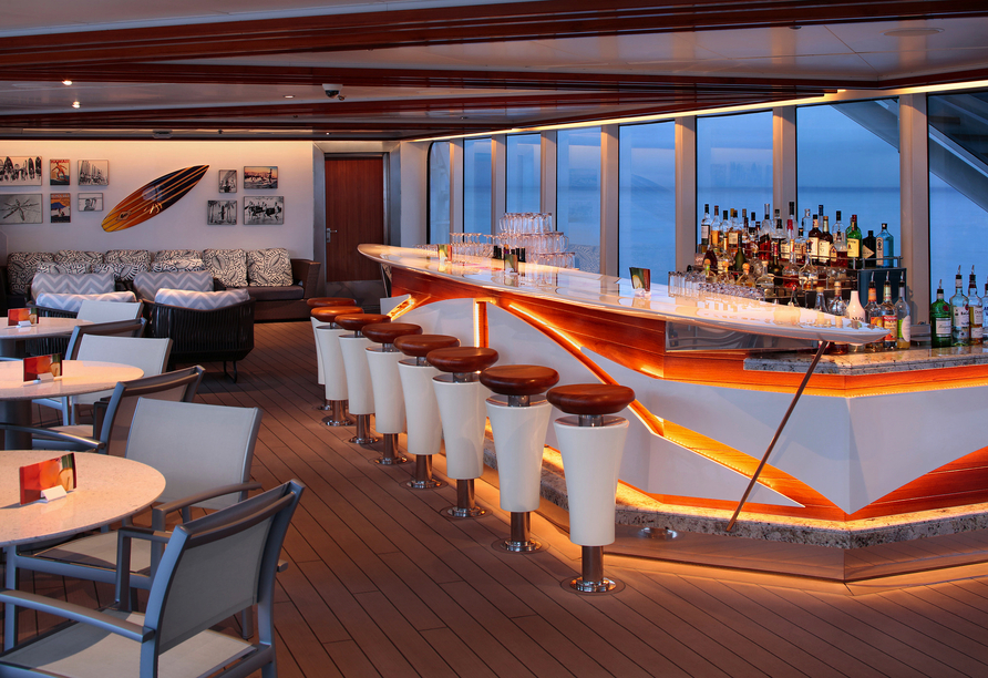 Genießen Sie Ihr Lieblingsgetränk und den Blick aufs Meer in der Sea View Bar.