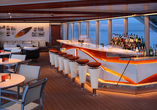 Genießen Sie Ihr Lieblingsgetränk und den Blick aufs Meer in der Sea View Bar.