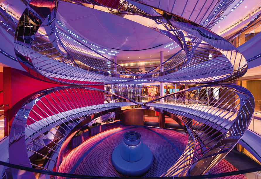 Das eindrucksvolle Atrium an Bord der Koningsdam