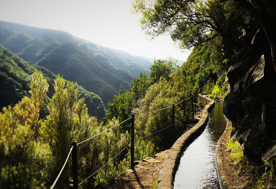 Freuen Sie sich auf eine Wanderung entlang der Levada durch die eindrucksvolle Berglandschaft von Rabaçal.