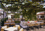 Die Terrasse lädt zu erholsamen Augenblicken ein.