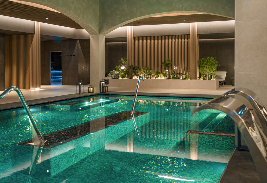 Das Hallenbad verspricht wohltuende Wellnessmomente.