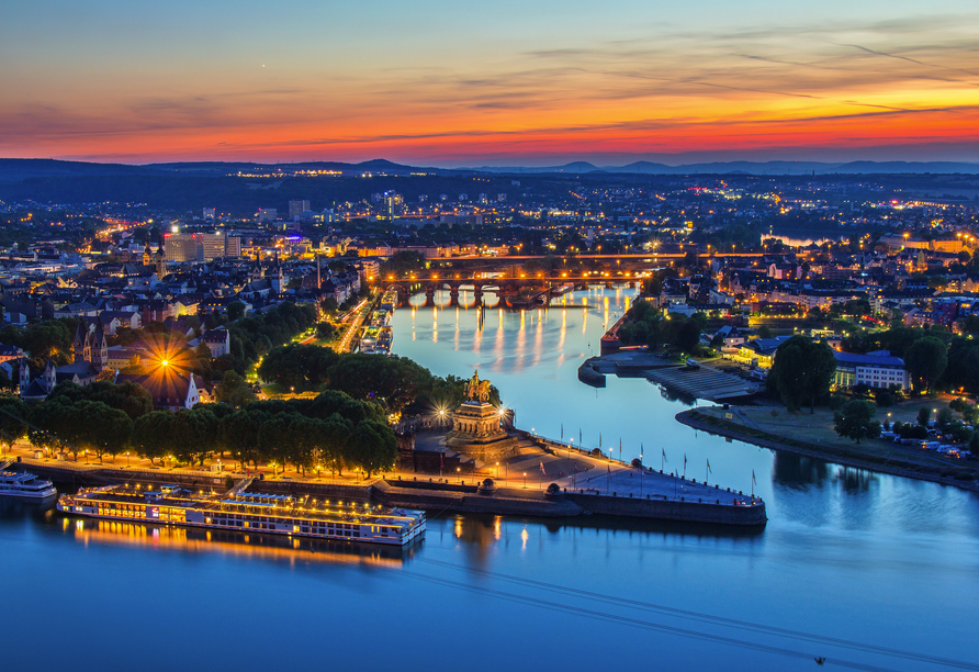 Besuchen Sie das berühmte Deutsche Eck am Zusammenfluss von Rhein und Mosel.